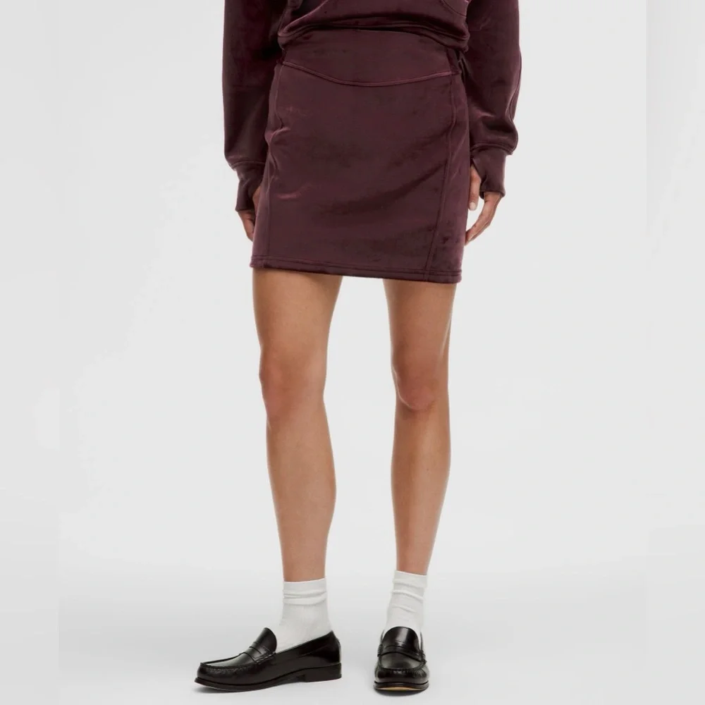 Lululemon Scuba High-Rise Velvet Mini Skirt in Garnet Size S